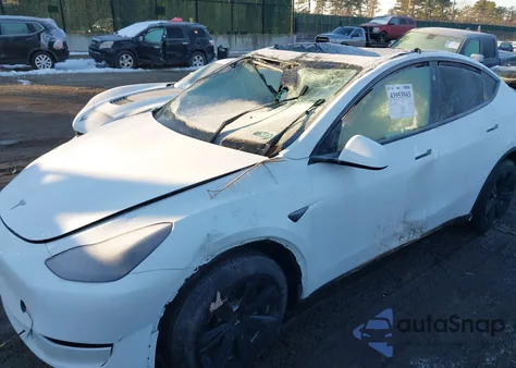 2024 Tesla Model Y Long Range Dual Motor All-Wheel Drive/Rwd z USA, uszkodzony, nr VIN 7SAYGDED8RF089268